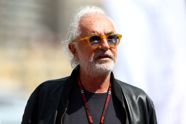 مستشار جبال الألب التنفيذي فلافيو برياتور يمشي في حقل F1