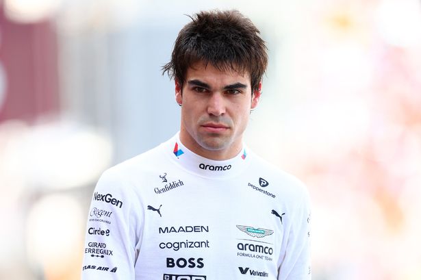 يسير Lance Stroll في F1 Pit Lane في سباق Monaco Grand Prix