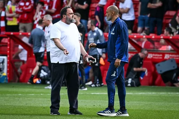 المدير Nuno Espirito Santo (R) يتحدث مع إيفيانجيلوس ماريناكي ، المالك المشارك لـ Nottingham Forest