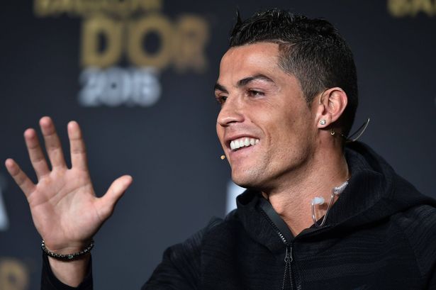 يعطي كريستيانو رونالدو مهاجم ريال مدريد ومهاجم البرتغال مؤتمرا صحفيا قبل حفل توزيع الجوائز فيفا بالون 2015 في كونغرسهاوس في زيوريخ في 11 يناير 2016.