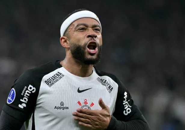 يحتفل المهاجم الهولندي في كورنثوس #10 بممفيس ديباي بعد تسجيله خلال مباراة كرة القدم في مجموعة كوبا سودامريكانا بين كورنثوس البرازيليين وكولومبيا الأمريكية دي كالي على ملعب نيو كيميكا أرينا في ساو باولو ، البرازيل في 6 مايو ، 2025.