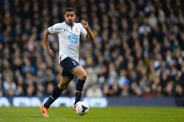 Zeki Fryers في العمل من أجل توتنهام.