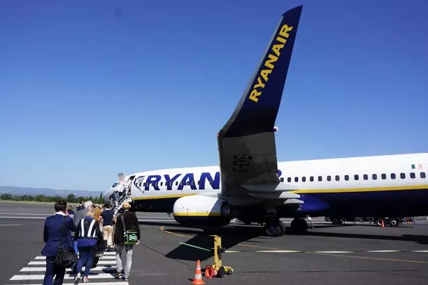 Passsengers على متن طائرة Ryanair على مدرج المطار