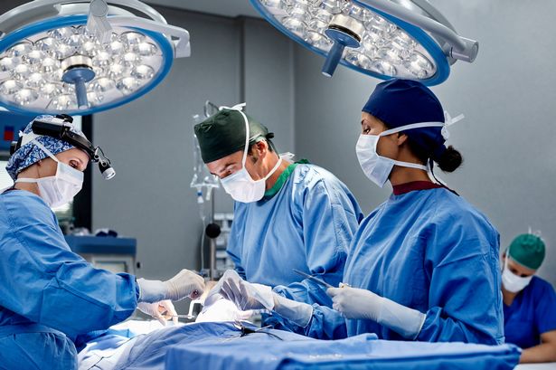 الجراح يعمل على المريض على الطاولة
