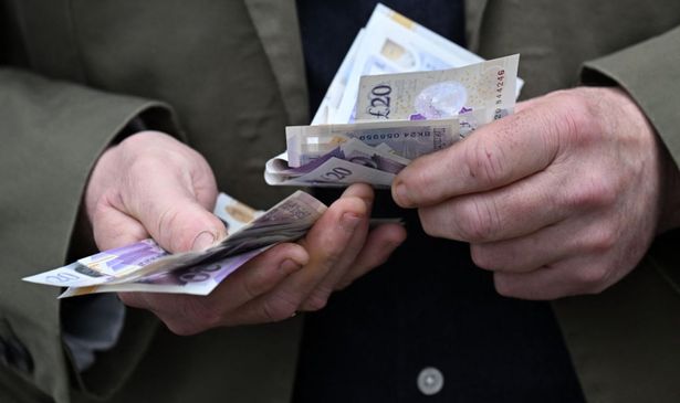 ثلاثة من كل 10 أتمنى أن يكونوا أكثر راحة في الحديث عن المال مع الآخرين وفقًا لبيانات OnePoll.