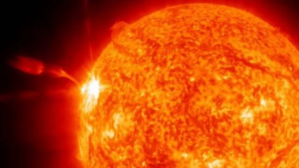x2.7 ثوران من الفئة من Sunspot AR4087 تبدو حمراء 