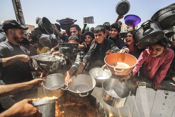 جاباليا ، غزة - 7 مايو: ينتظر الفلسطينيون النازحون ، بمن فيهم الأطفال ، مع الأواني الفارغة لتلقي الطعام الموزعة من قبل المنظمات الإنسانية في معسكر جاباليا للاجئين في قطاع غزة الشمالي في 7 مايو 2025. 