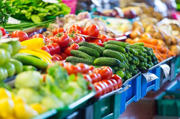 الفواكه والخضروات في سوق المدينة في ريغا