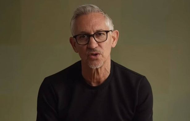 تم التقاط الشاشة من مقطع فيديو تم نشره على حساب Instagram garylineker من مطار