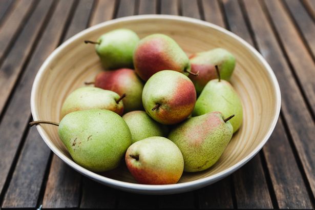 حفنة من الكمثرى في وعاء أبيض