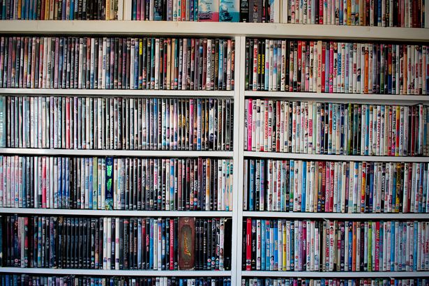أقراص DVD على الرف