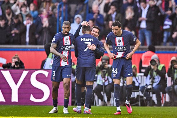 يحتفل Lionel Messi مع Presnel Kimpembe و Kylian Mbappe و Hugo Ekitike من Paris Saint Germain