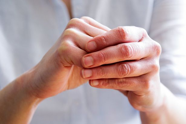 قد تتكبير نصائح الأصابع وتتضخم بسبب تراكم السوائل في الأنسجة الرخوة للأصابع
