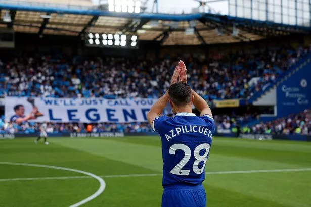   يحيي Cesar Azpilicueta المشجعين قبل مباراته النهائية لتشيلسي