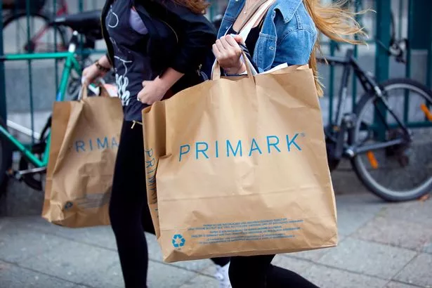 شوهد المتسوقون يحملون أكياس التسوق ذات العلامات التجارية Primark 