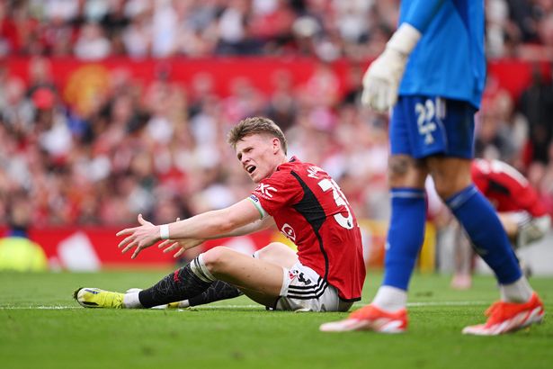 يتفاعل Scott McTominay خلال مباراة بين Man UTD و Arsenal