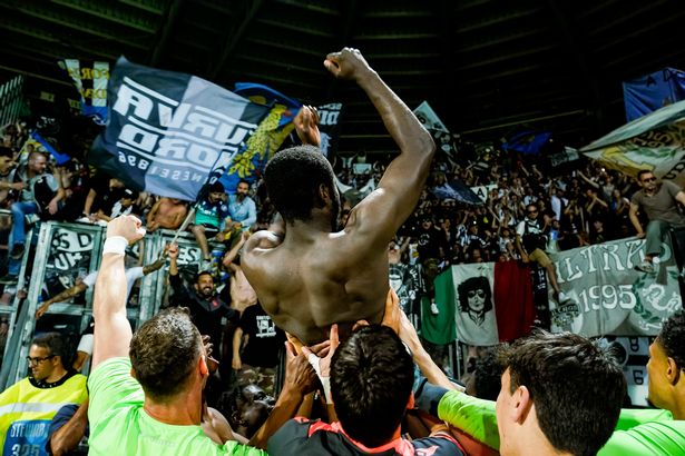 يحتفل Keinan Davis بعد تأمين أودينيز تجنب الهبوط في الموسم الماضي