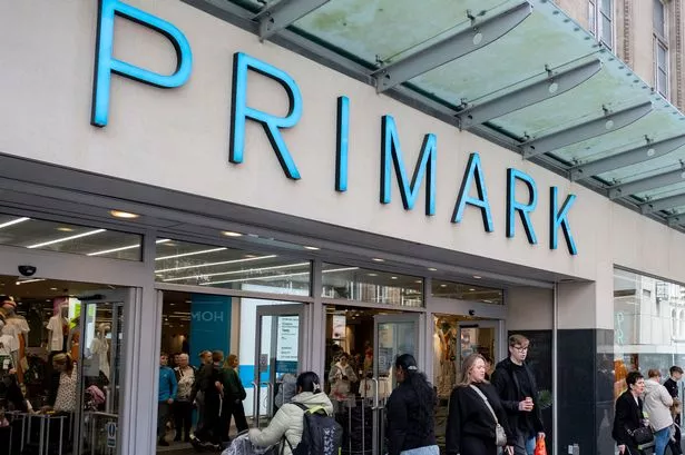 الأشخاص الذين يتسوقون في Primark في منطقة التسوق في وسط المدينة في 30 مايو 2024 في ليفربول ، المملكة المتحدة
