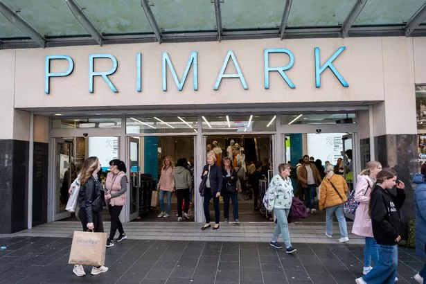 الأشخاص الذين يتسوقون في Primark في منطقة التسوق في وسط المدينة في 30 مايو 2024 في ليفربول ، المملكة المتحدة