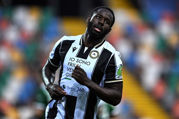 يحتفل Keinan Davis بأهدافه