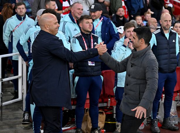 لندن ، إنجلترا - 27 أكتوبر: (The Sun Out ، The Sun on Sunday Out) ، مدرب Arne Slot في ليفربول الذي يحتضن مدير Mikel Arteta في Arsenal في بداية مباراة الدوري الإنجليزي الممتاز بين Arsenal FC و Liverpool FC في Stadium Emirates في 27 أكتوبر 2024 في لندن ، إنجلترا. (تصوير أندرو باول/ليفربول FC عبر Getty Images)