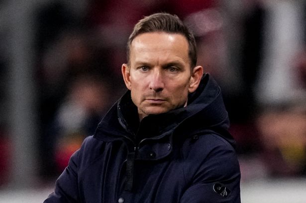 ليفركوسن ، ألمانيا - 26 نوفمبر: ينظر مدرب فريق بيبجين ليجندرز من FC Red Bull Salzburg خلال مباراة الدوري في دوري أبطال أوروبا 2024/25 في المرحلة MD5 بين Bayer 04 Leverkusen و FC Salzburg في Bayarena في 26 نوفمبر 2024 في ليفركوسين ، ألمانيا. (تصوير Rene Nijhuis/MB Media/Getty Images)