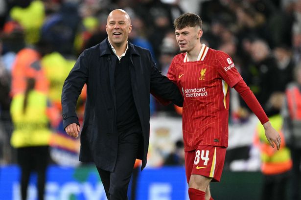يحتفل Arne Slot المدير الهولندي في ليفربول والمدافع الأيرلندي في ليفربول #84 كونور برادلي بعد مباراة كرة القدم في دوري أبطال أوروبا بين ليفربول وريال مدريد في أنفيلد في ليفربول وشمال غرب إنجلترا في 27 نوفمبر 2024. (تصوير Oli Scarff / AFP) (تصوير Oli Scarff / AFP عبر Getty Images)