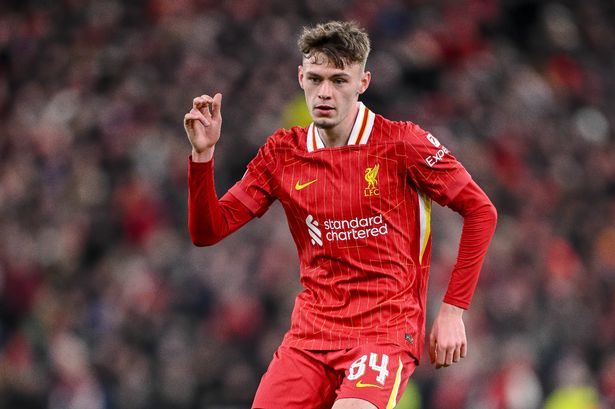 ينظر كونور برادلي من ليفربول FC خلال مباراة MD5 في دوري أبطال أوروبا لعام 2024/25 بين ليفربول وريال مدريد في أنفيلد في 27 نوفمبر 2024