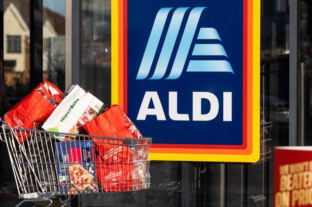 يترك العميل سوبر ماركت Aldi Stores Ltd
