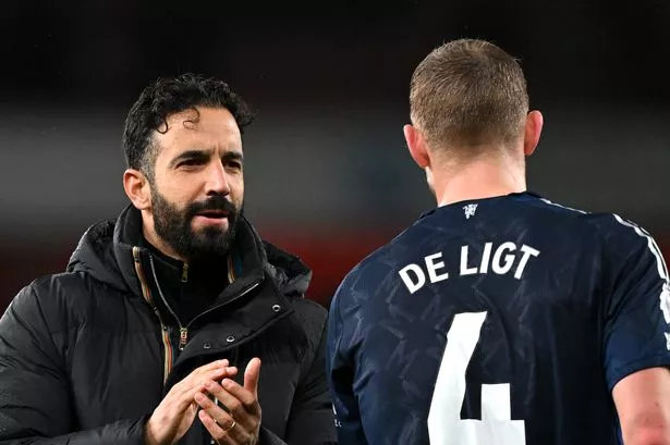روبن أموريم ، مدرب مانشستر يونايتد ، يتحدث مع ماتيجز دي ليغت 
