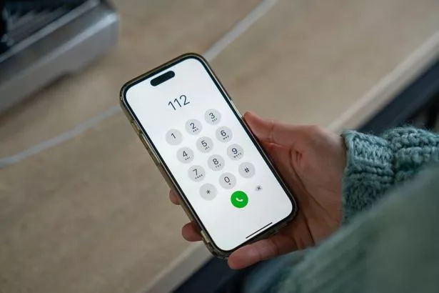 عن قرب لامرأة تطلب رقم الطوارئ 112 على هاتفها الذكي