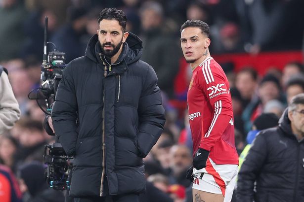 روبن أموريم ، مدرب مانشستر يونايتد ، ينظر مع أنتوني من مانشستر يونايتد خلال مباراة الدوري الممتاز بين مانشستر يونايتد و ساوثامبتون