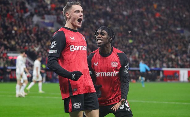 يحتفل Florian Wirtz من Bayer Leverkusen بعد تسجيل الهدف الأول مع Jeremie Frimpong