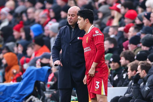ليفربول ، إنجلترا - 16 فبراير: مدير الفتحات في آرني / مدرب ليفربول وواتارو إندو من ليفربول خلال مباراة الدوري الإنجليزي الممتاز بين ليفربول وولفيرهامبتون واندررز فيسفيلد في 16 فبراير 2025 في ليفربول ، إنجلترا. (تصوير روبي جاي بارات - AMA/Getty Images)