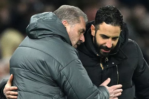 Ange Postecoglou ، مدير Tottenham Hotspur ، وروبن أموريم ، مدير مانشستر يونايتد ،