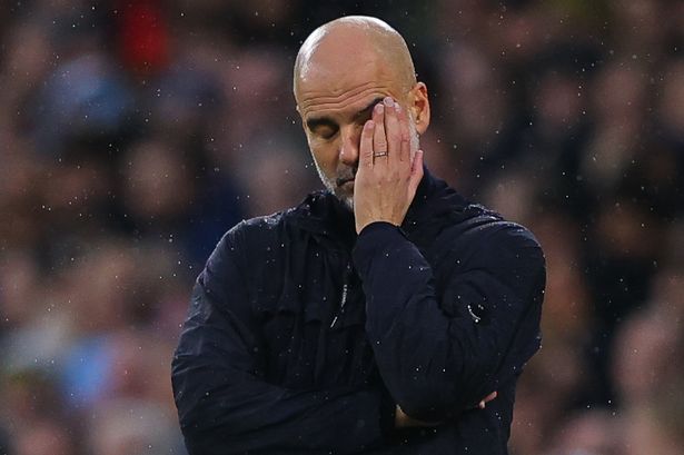 مانشستر ، إنجلترا - 23 فبراير: يبدو Josep 'Pep' Guardiola ، مدير مانشستر سيتي ، مكتئبًا خلال مباراة الدوري الإنجليزي الممتاز بين مانشستر سيتي ويفربول FC على ملعب الاتحاد في 23 فبراير 2025 في مانشستر ، إنجلترا. (تصوير جيمس جيل - Danehouse/Getty Images)