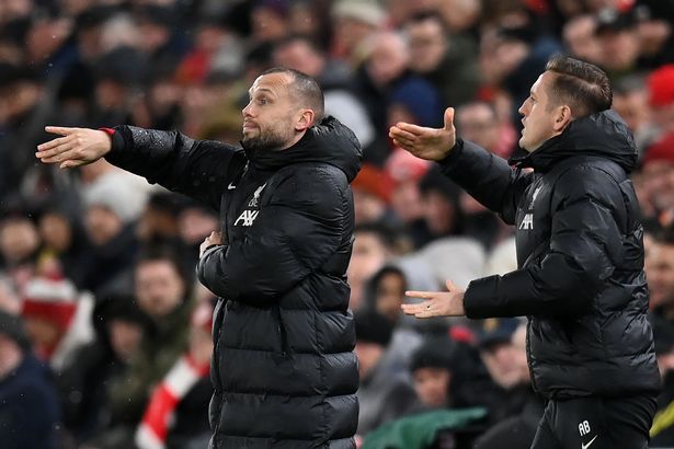 يتفاعل مدير مساعد ليفربول جون هايتينجا مع المدرب آرون بريغز خلال مباراة الدوري الممتاز بين ليفربول إف سي ونيوكاسل يونايتد