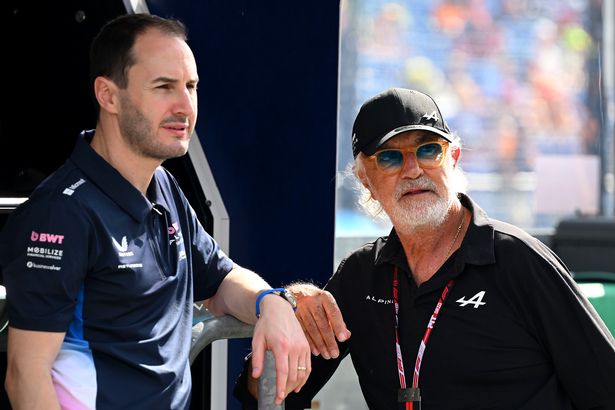 ملبورن ، أستراليا - 14 مارس: أوليفر أوكس ، مدير فريق جبال الألب F1 وفلافيو برياتور ، المستشار التنفيذي لجامعة الألب F1 في Pitlane أثناء التدريب قبل سباق الجائزة الكبرى في أستراليا في ألبرت بارك في 14 مارس 2025 في ملبورن ، أستراليا. (تصوير مارك سوتون - الفورمولا 1/الفورمولا 1 عبر غيتي إيموز)