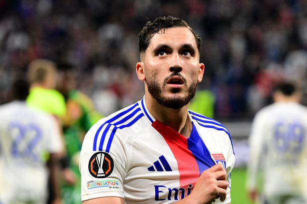 يحتفل رايان تشيركي بتسجيل هدف فريقه الثاني خلال مباراة كرة القدم الأولى في الدوري في دوري أوروبا في UEFA