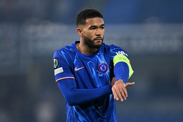 ريس جيمس من تشيلسي يعدل شارة قائد الفريق