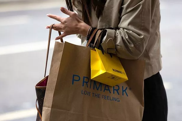 يسجل المتسوق أكياس التسوق Primark و Selfridges & Co.