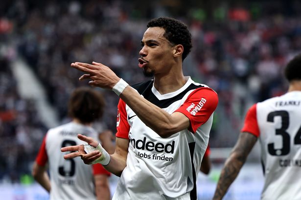 Hugo Ekitike يحتفل بهدف