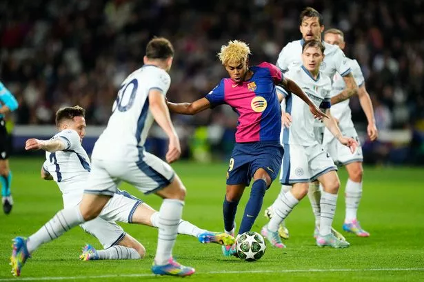 Lamine Yamal Winger Right Winger of Barcelona and Spain محاطين به لاعبي Inter خلال مباراة الدوري الأول في دوري الأبطال في UEFA 2024/25 النهائي بين FC Barcelona و FC Internazionale Milano في Estadi Olimpic Lluis Companys في 30 أبريل 2025 في برشلونة ، إسبانيا. (تصوير خوسيه بريتون/صور العمل/nurphoto عبر Getty Images)