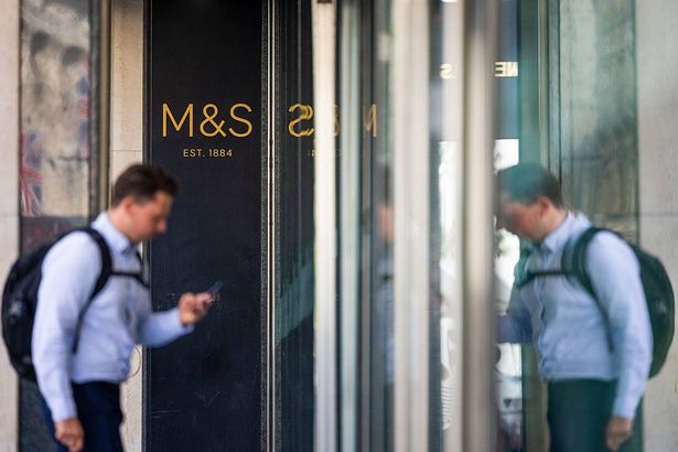 علامة خارج مدخل متجر Marks & Spencer Group PLC (M&S) في شارع أكسفورد
