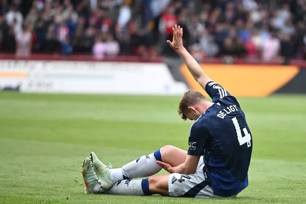 أذى Matthijs de Ligt عضلة ضد برينتورد.