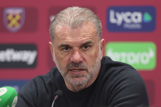 لندن ، إنجلترا - 4 مايو: Ange Postecoglou ، مدير Tottenham Hotspur خلال المؤتمر الصحفي لمباراة ما بعد المباراة خلال مباراة الدوري الإنجليزي الممتاز بين وست هام يونايتد ، وتوتنهام هوتسبور FC على ملعب لندن في 4 مايو 2025 في لندن ، إنجلترا. (تصوير روب نيويل - Camerasport عبر Getty Images)