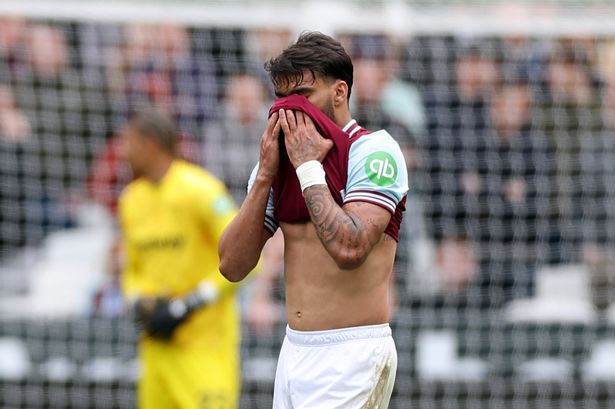 يتفاعل Lucas Paqueta من West Ham United بينما يحاول الحكم مايكل أوليفر (غير مصور) التحدث معه