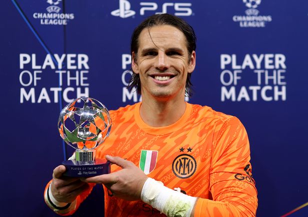 ميلانو ، إيطاليا - 06 مايو: يطرح يان سومر من FC Internazionale صورة مع لاعب بلاي ستيشن في جائزة المباراة بعد فوز الفريق والتقدم اللاحق في المباراة النهائية بعد مباراة الدوري الأبطال في UEFA 2024/25 في المباراة الثانية في المباراة الأولى. (تصوير ريان بيرس - UEFA/UEFA عبر Getty Images)