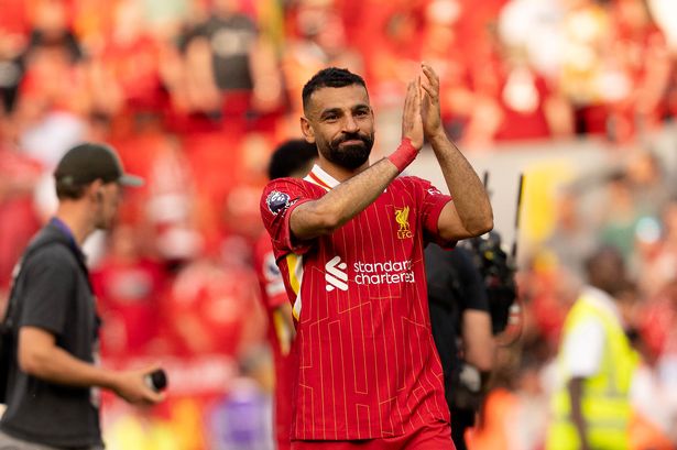 محمد صلاح يصفق المشجعين بعد مباراة ليفربول