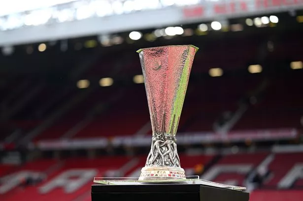 مانشستر ، إنجلترا - 08 مايو: يتم عرض كأس دوري أوروبا UEFA على نقطة داخل الملعب قبل دوري المؤتمرات UEFA 2024/25 في مباراة مباراة نصف النهائي بين تشيلسي ف. (تصوير مايكل ريغان/غيتي إيمايز)